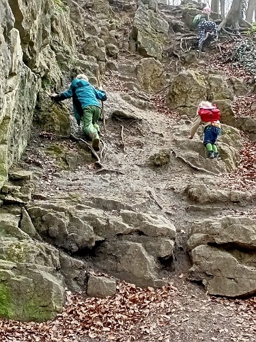 Kinder klettern Berg rauf
